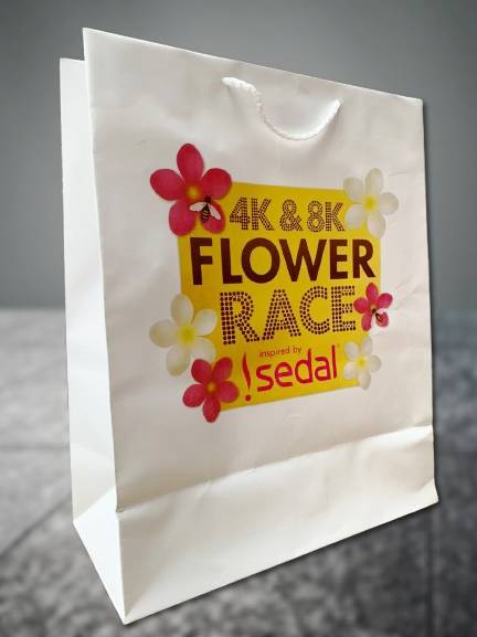 Bolsa de papel bond impresa con asas de macramé para promociones o regalos